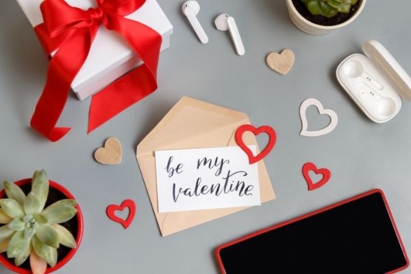 Give Him Gadgets and Tech Gifts for Valentine’s Day